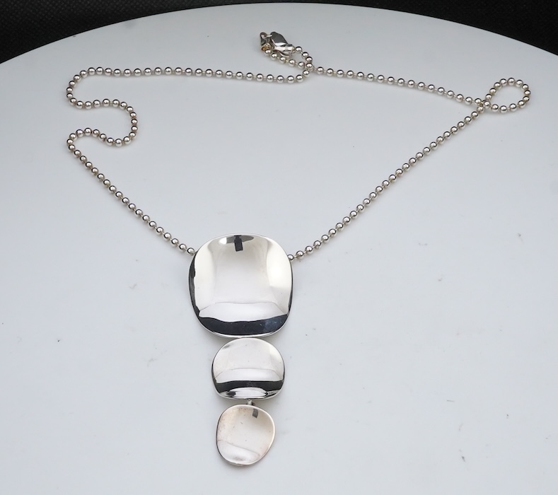 A Beaverbrooks silver necklace in box